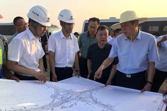 河南省漯河市副市长徐汇川到周平高速公路项目调研